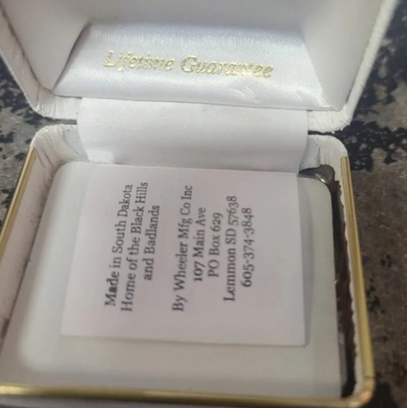 Dakota Gold , by Wheeler, hand engraved 12k gold leaf earrings - Picture 4 of 5